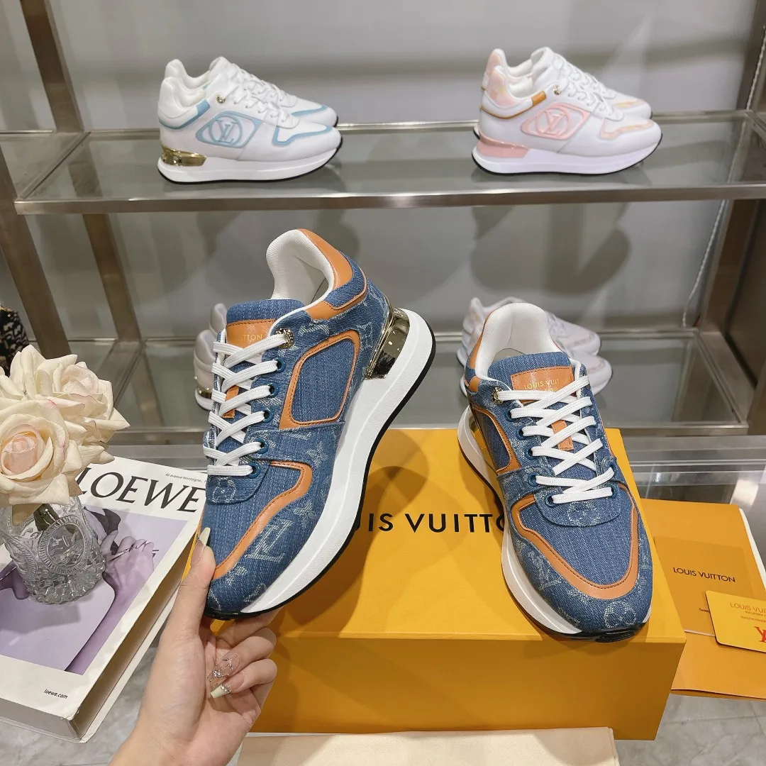 👟👟Ex-factory price 640👟👟 Men's size +10 Louis Vuitton's official website synchronizes the 2024 couple's models, this Neo Run Away sneakers are inspired by running shoes, integrating LV's iconic must-have shoes into the trend. This version is a 1:1 replica of the original version, reinterpreting Damier canvas with cow leather and mesh fabrics, highlighting its simple lines and unique wedge outsole. The main details include the LV initials on the side and the engraved gold heel stabilizer on the back plus a hidden insole. 2cm. Sizes 35-42, 39-46. Full package. High version. New and old customers are welcome to inquire.